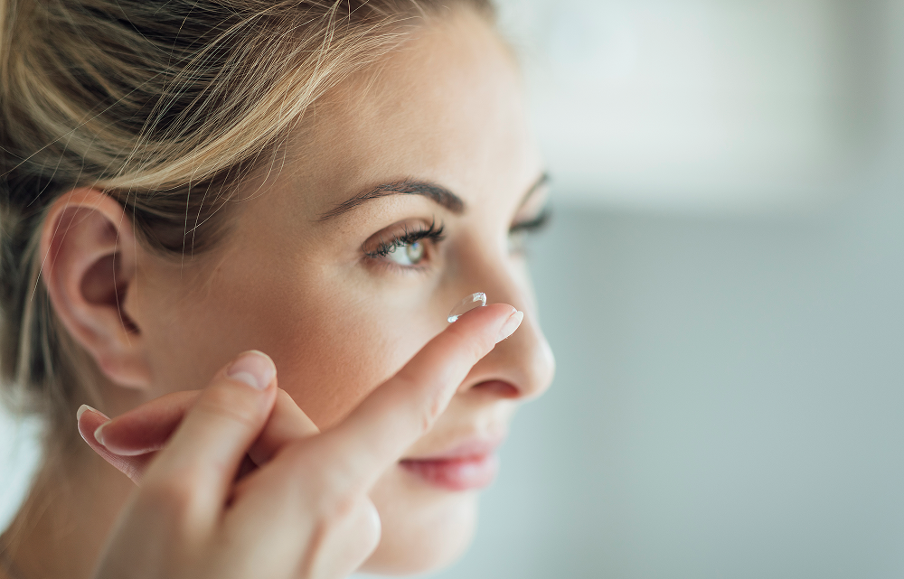 Как правильно снимать и надевать контактные линзы