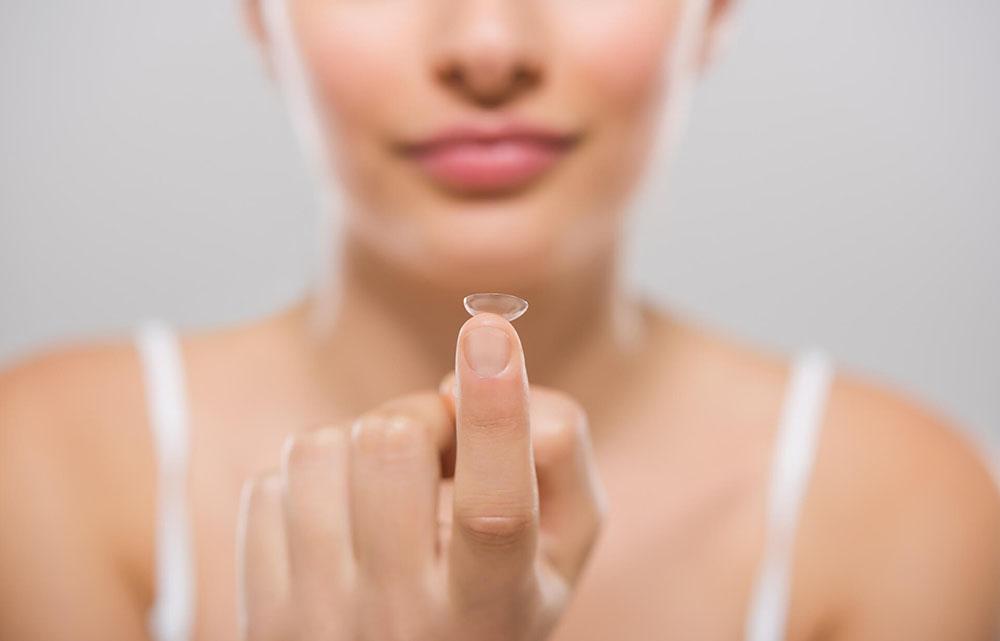 Как часто нужно чистить контактные линзы